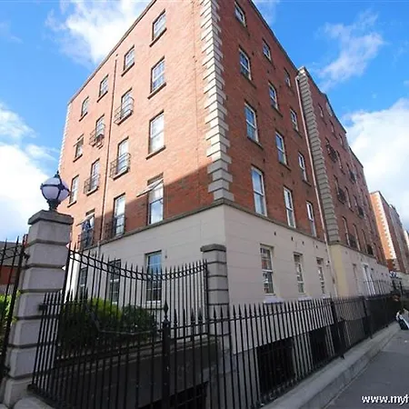 Luxurious Custom Hall - Lower Gardiner Street